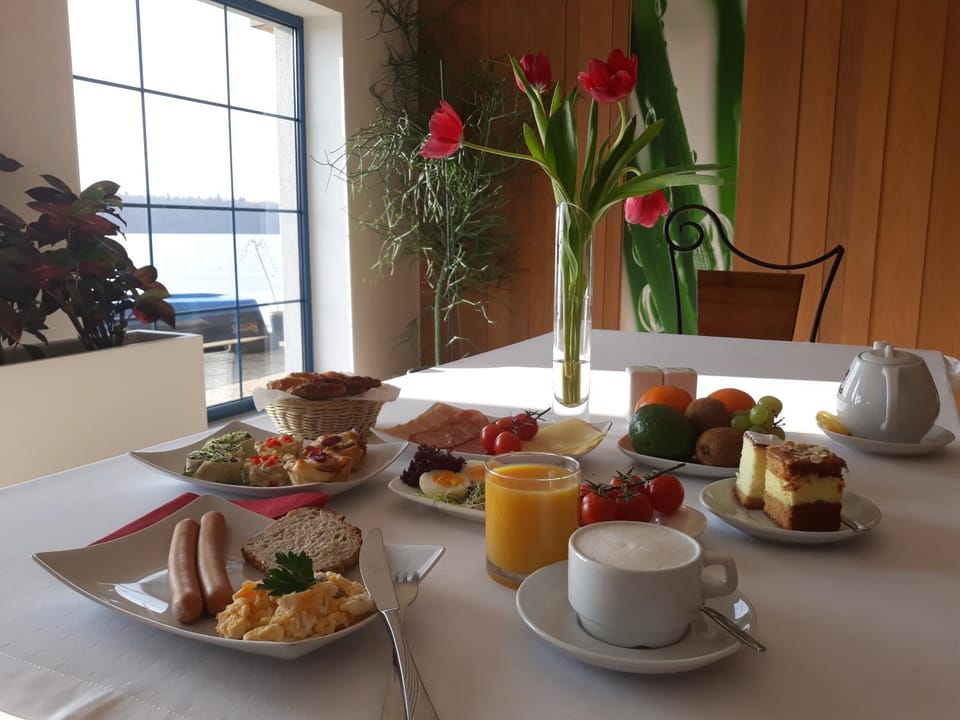 Dining area, Buffet breakfast