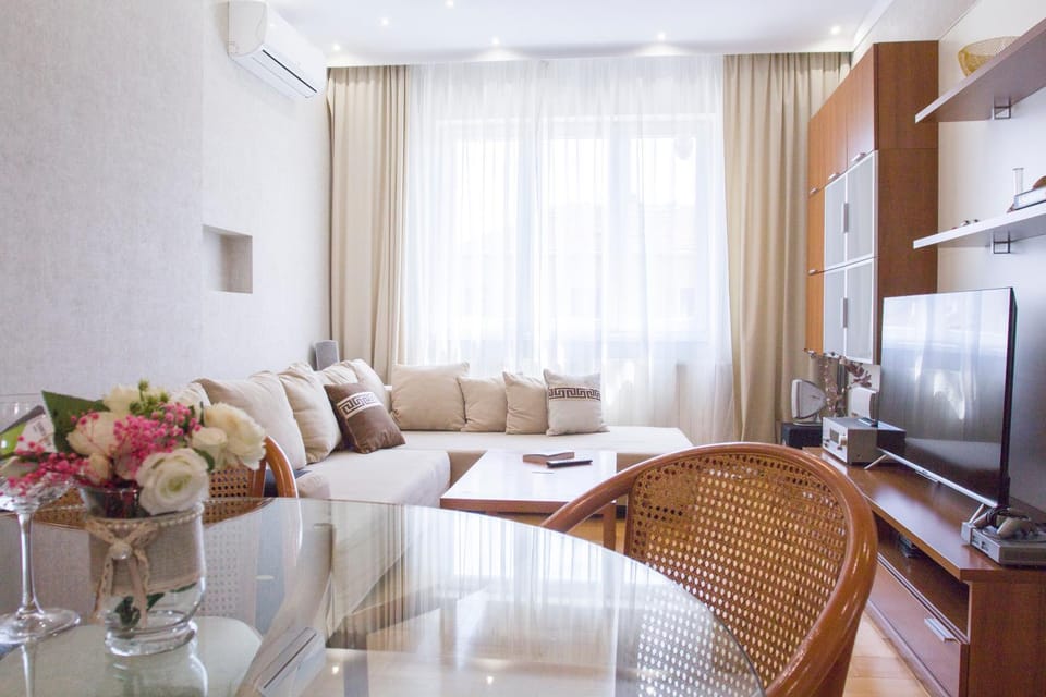 Communal lounge/ TV room, TV and multimedia, Living room, Seating area, Dining area, Evening entertainment