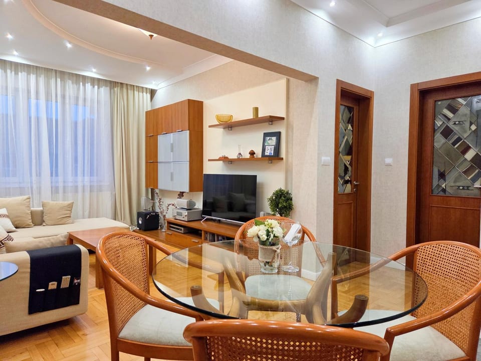 Communal lounge/ TV room, TV and multimedia, Living room, Seating area, Dining area, Evening entertainment