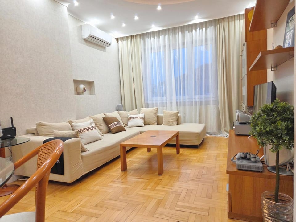 TV and multimedia, Living room, Seating area, air conditioner