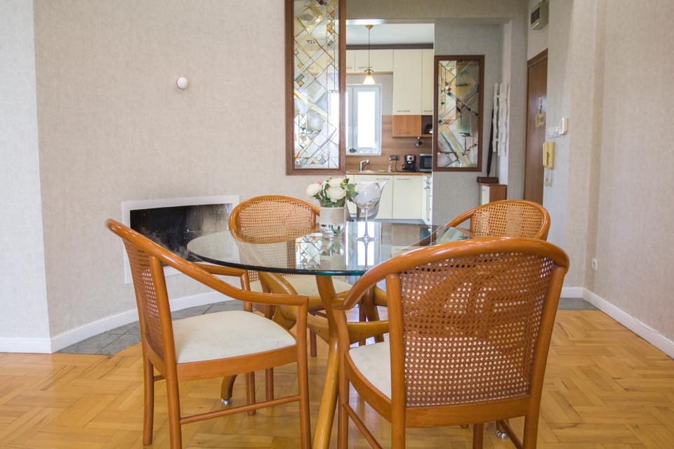 Kitchen or kitchenette, Living room, Seating area, Dining area
