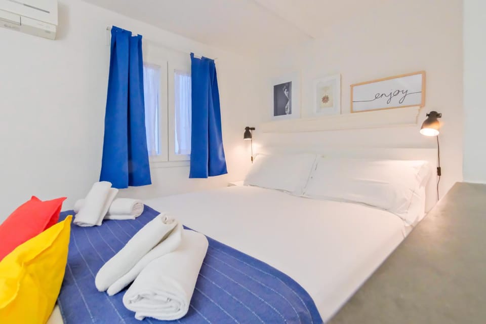 Bed, Photo of the whole room, Bedroom, towels, air conditioner