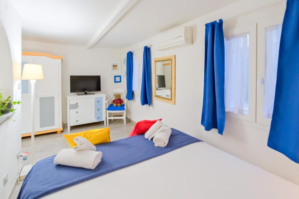 Bed, TV and multimedia, Bedroom, towels, air conditioner
