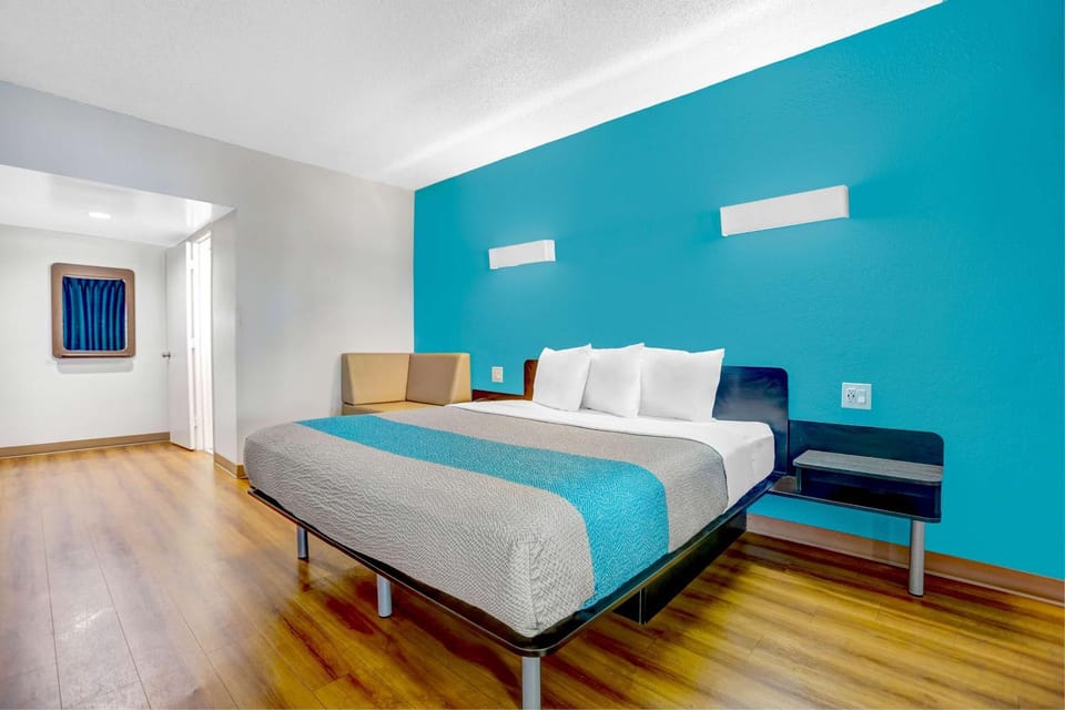 Bed, Photo of the whole room, Bedroom, On site