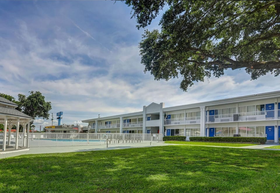 Property building, Patio, Activities, Garden, Balcony/Terrace, On site, Pool view, Swimming pool, Swimming pool