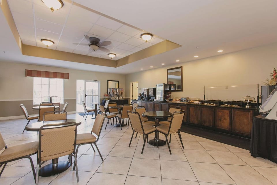 Restaurant/places to eat, Dining area, On site, Breakfast