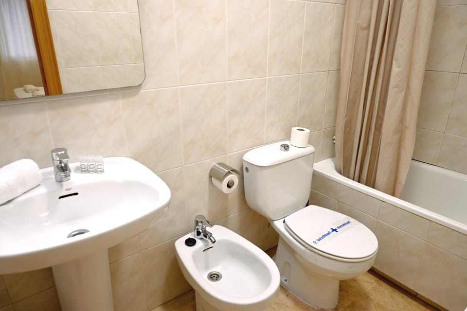 Shower, Toilet, Bath, bidet, towels