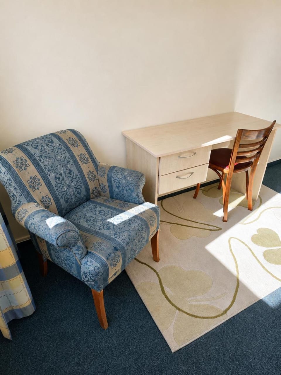 Photo of the whole room, Seating area