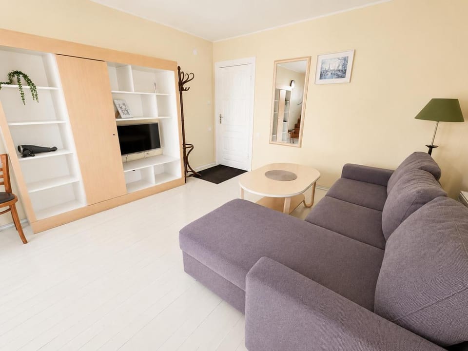 Photo of the whole room, Seating area