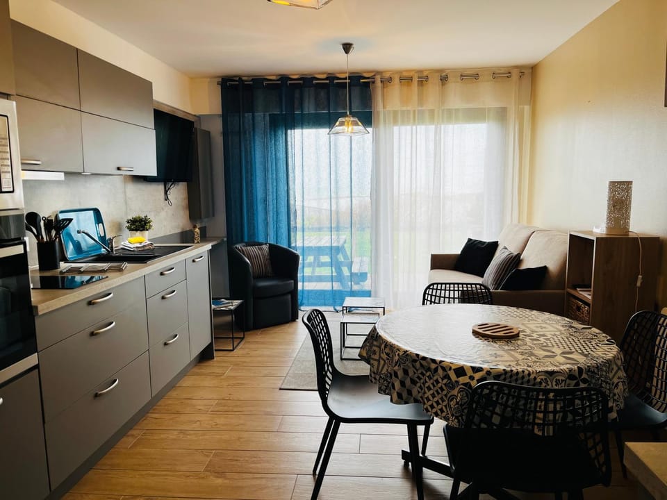 Dining area, kitchen