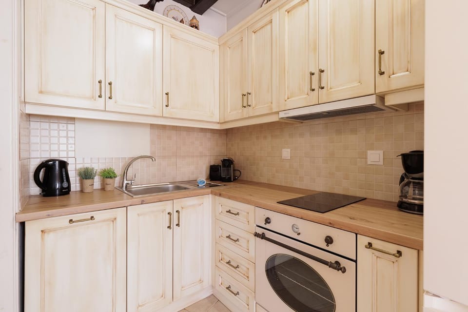 Coffee/tea facilities, Kitchen or kitchenette, stove