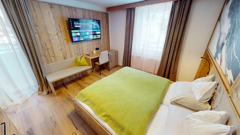 Bed, Photo of the whole room, Seating area, Bedroom