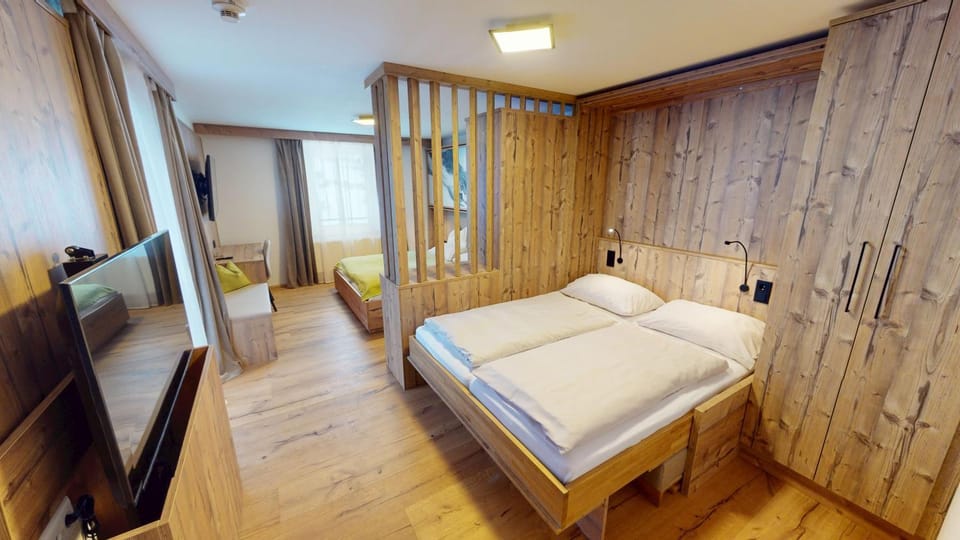Bed, TV and multimedia, Photo of the whole room, wardrobe