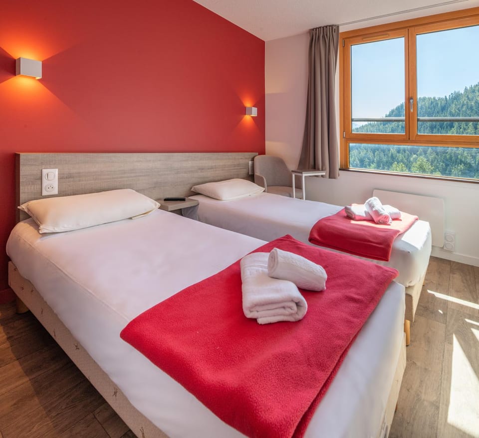 Bed, Bedroom, towels