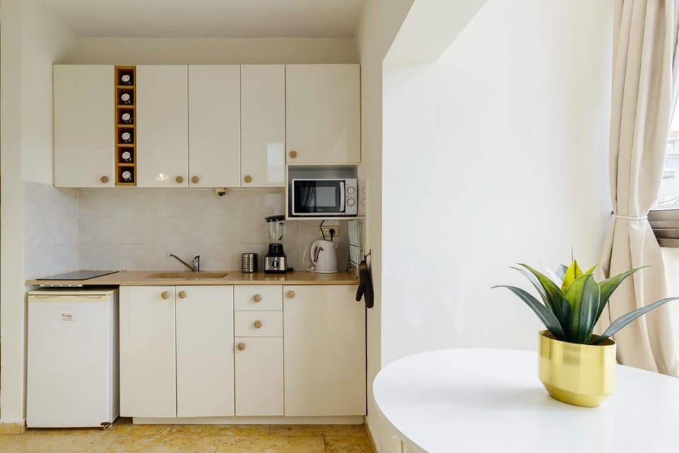 Coffee/tea facilities, Kitchen or kitchenette, Dining area