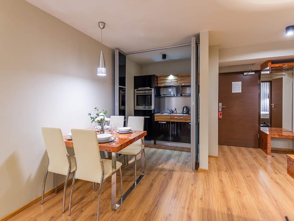 Kitchen or kitchenette, Dining area