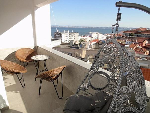 View (from property/room), Balcony/Terrace, City view