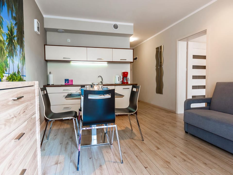 Coffee/tea facilities, Kitchen or kitchenette, Living room, Seating area, Dining area