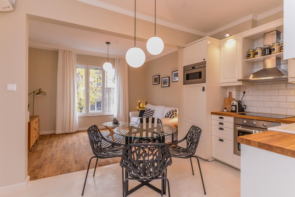 Kitchen or kitchenette, Seating area, Dining area, oven, stove