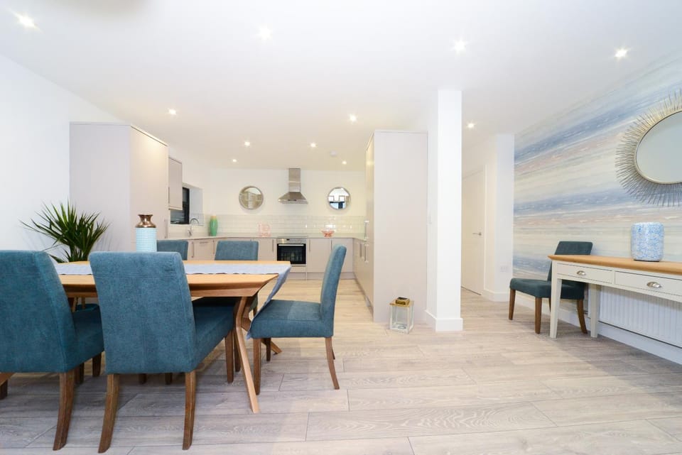 Luxury 3 Bed Apartment- Large Balcony with Seaviews Apartment in Bournemouth