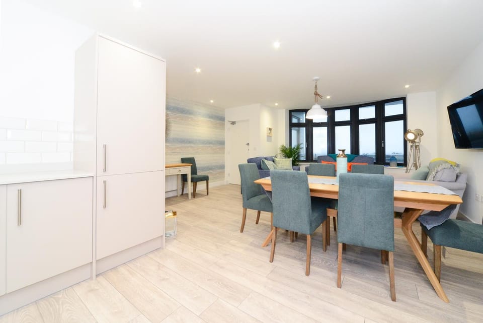 Luxury 3 Bed Apartment- Large Balcony with Seaviews Apartment in Bournemouth