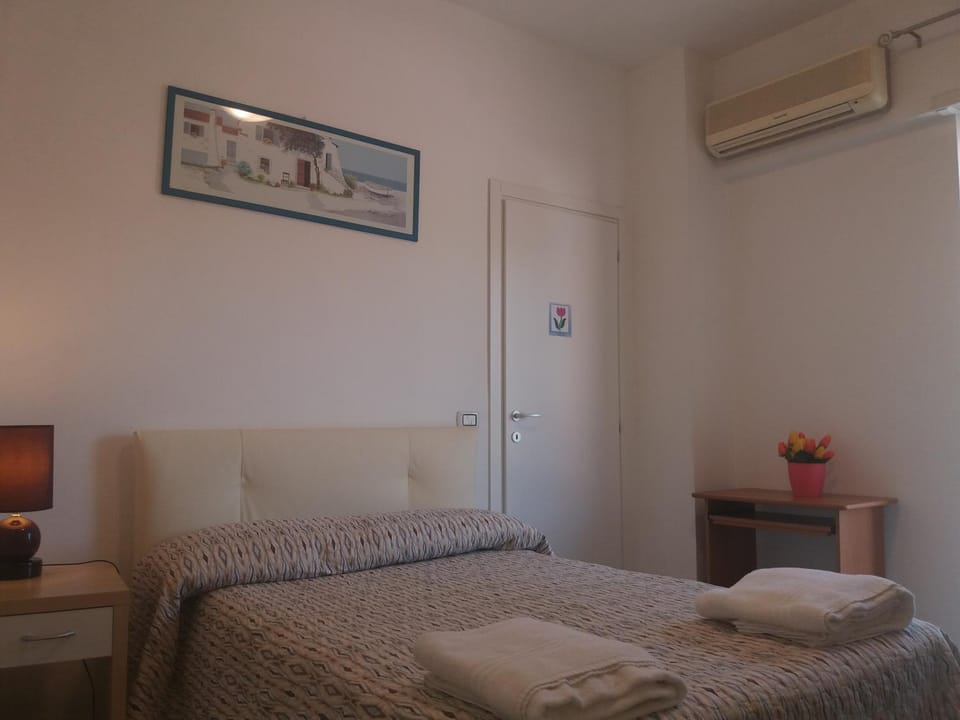 Bed, Bedroom, air conditioner