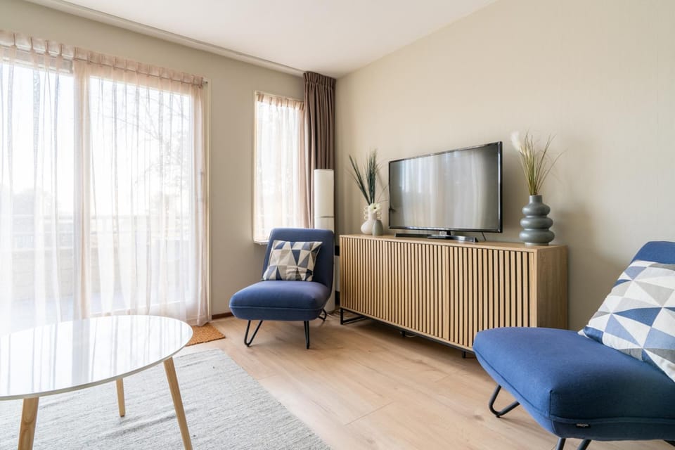 Communal lounge/ TV room, TV and multimedia, Living room, Seating area, Evening entertainment