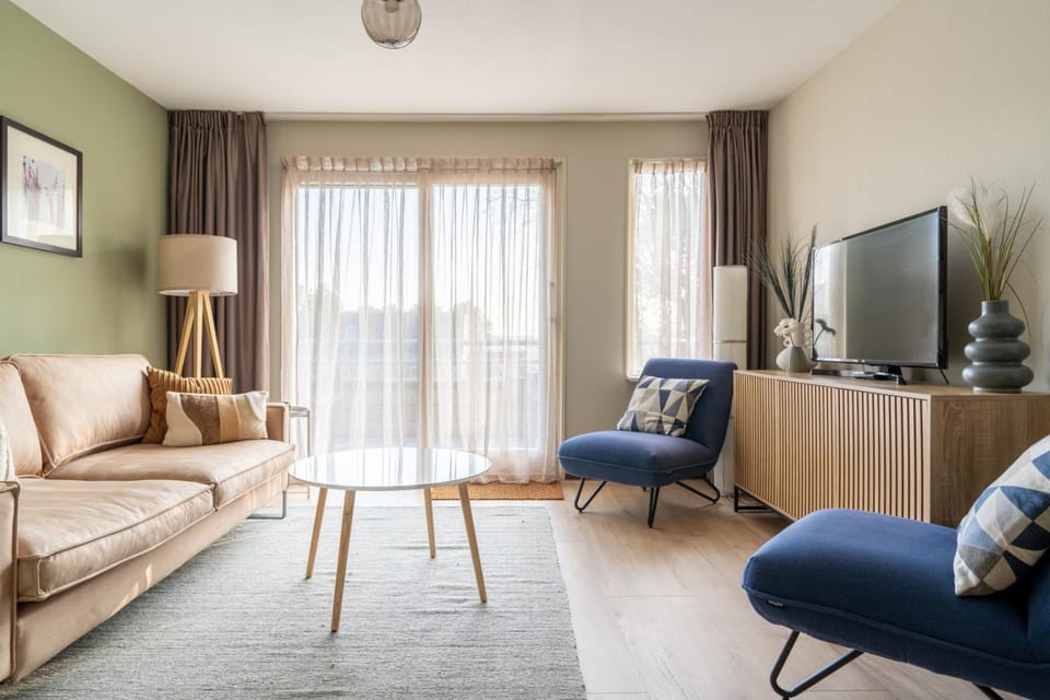 Communal lounge/ TV room, TV and multimedia, Living room, Seating area, Evening entertainment