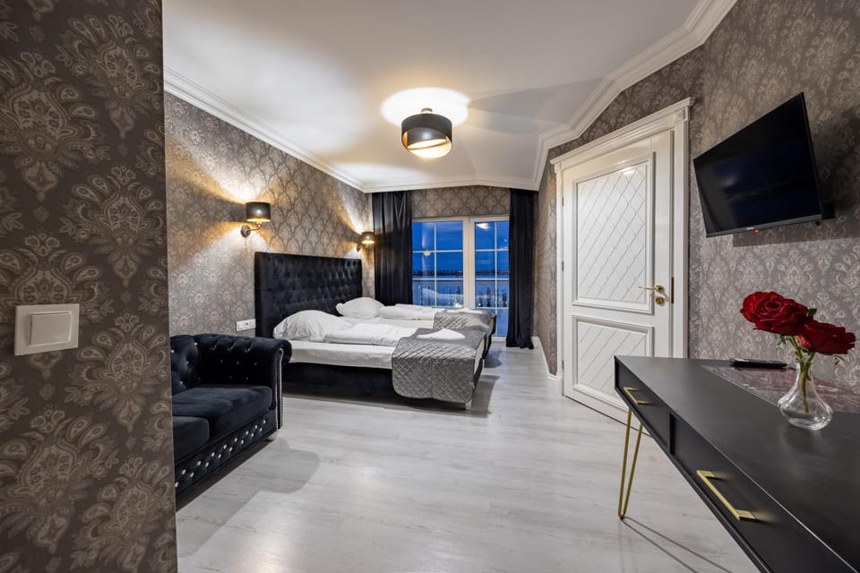 Bed, TV and multimedia, Photo of the whole room, Bedroom