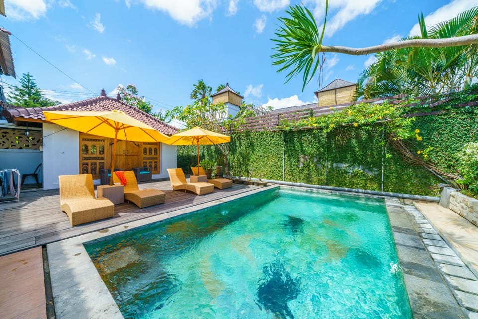 Swimming pool, sunbed