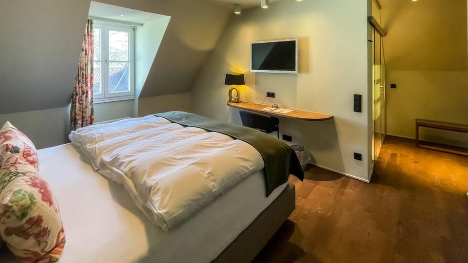 Bed, TV and multimedia, Photo of the whole room, Bedroom, hair dresser