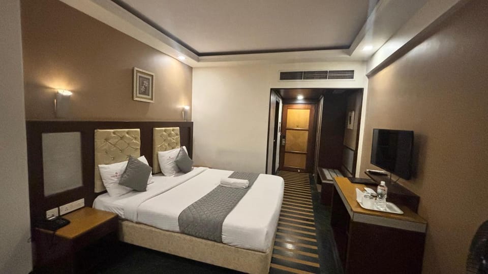 Bed, Photo of the whole room, Bedroom, air conditioner