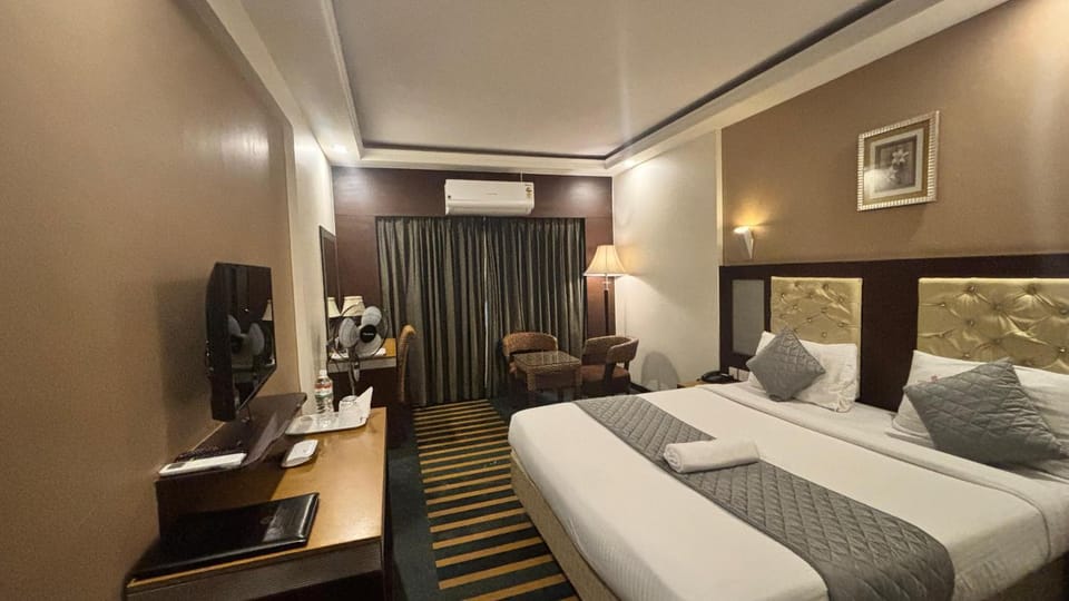 Bed, Photo of the whole room, Bedroom, air conditioner