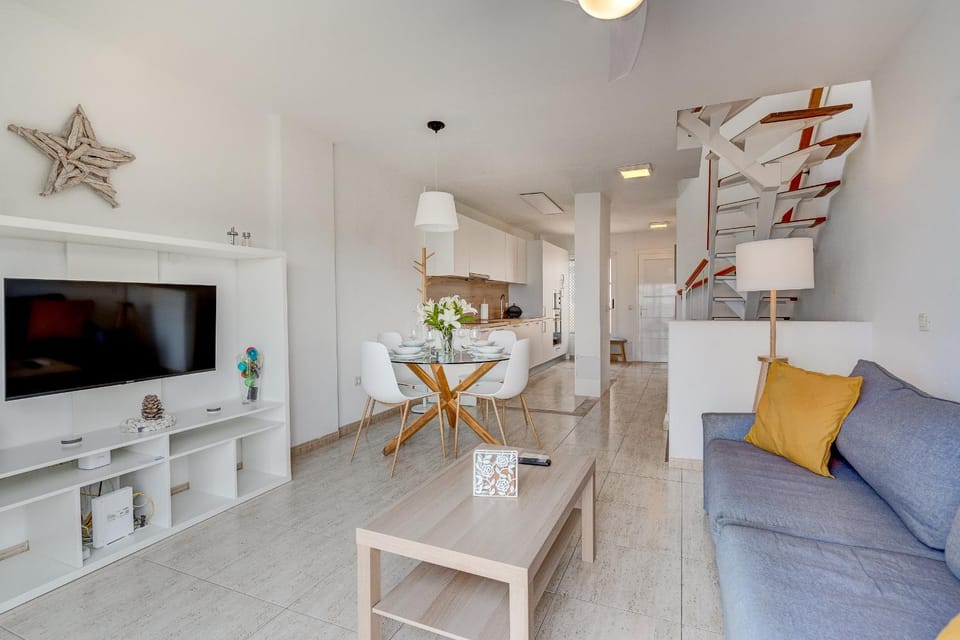 TV and multimedia, Kitchen or kitchenette, Living room, Seating area, Dining area, fireplace