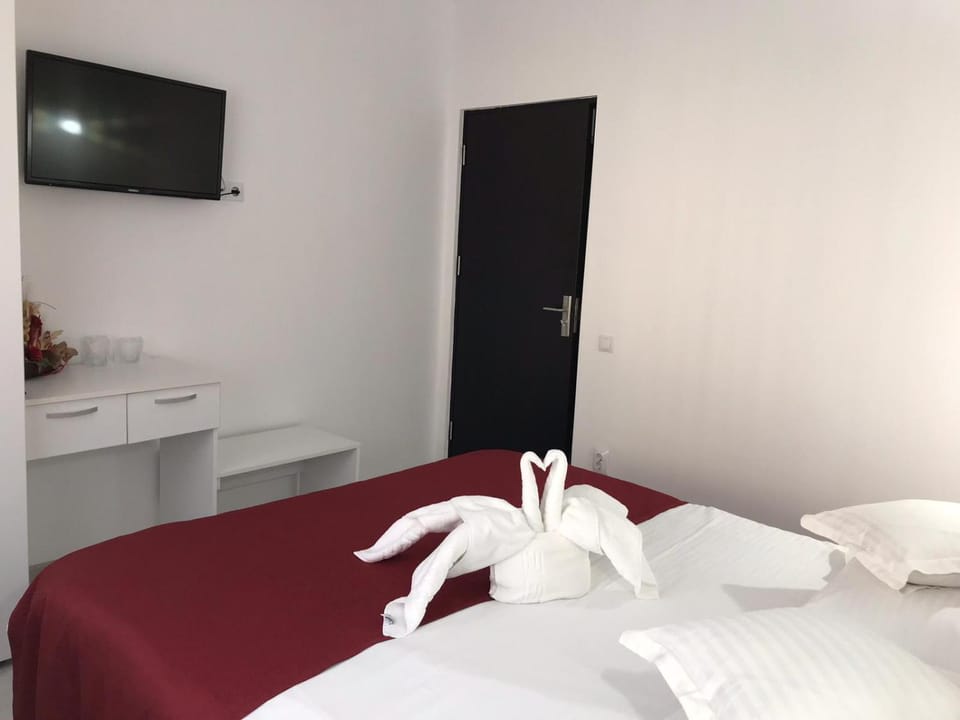 Bed, TV and multimedia, Bedroom, towels