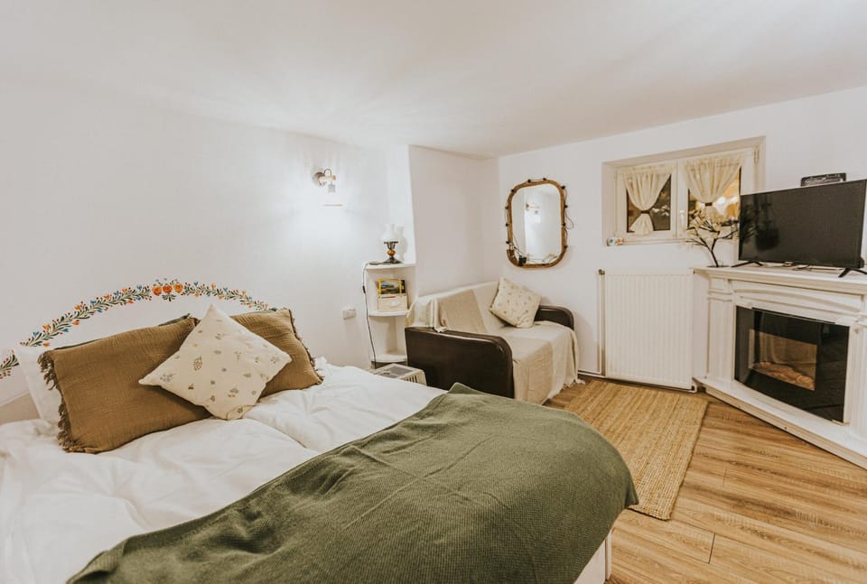 Bed, TV and multimedia, Bedroom