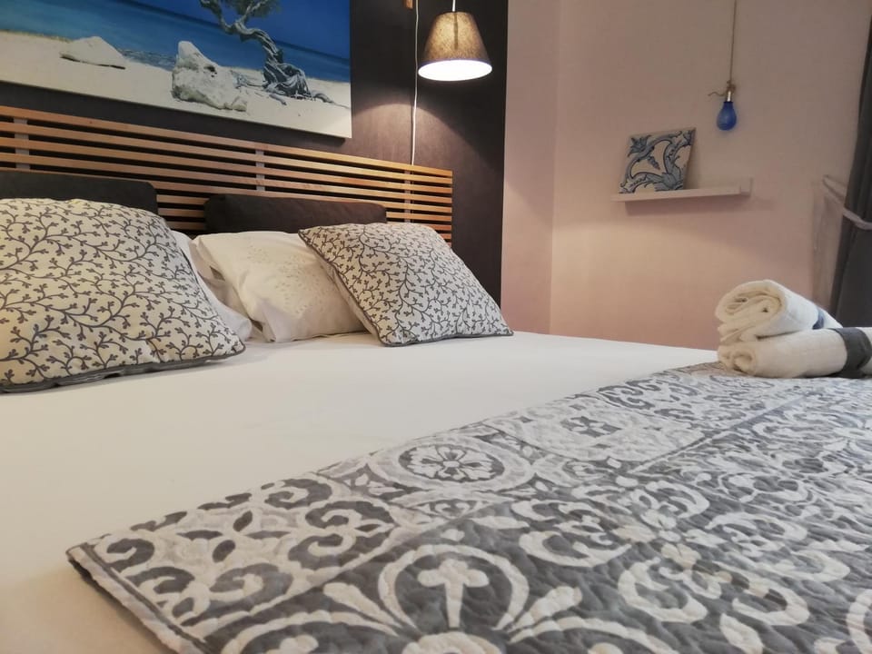 Bed, Photo of the whole room, Decorative detail, Bedroom