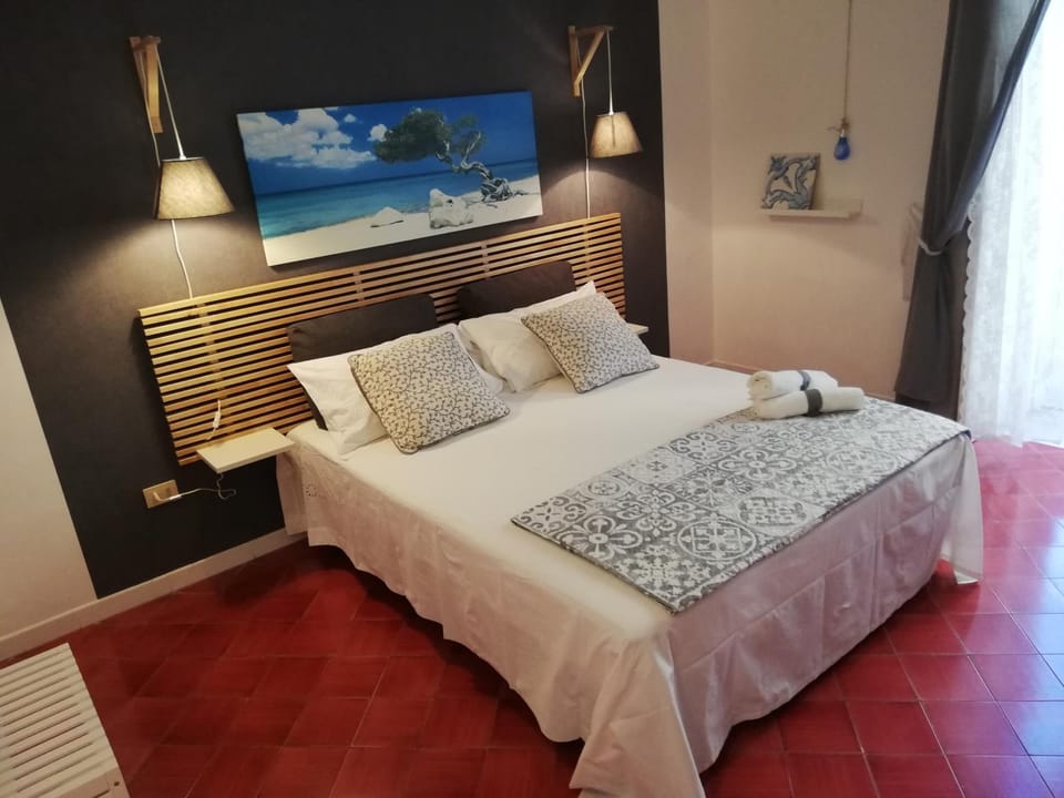 Bed, Photo of the whole room, Decorative detail, Bedroom
