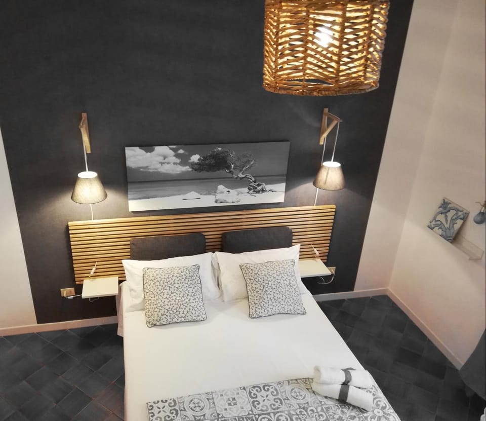 Bed, Other, Photo of the whole room, Decorative detail, Bedroom