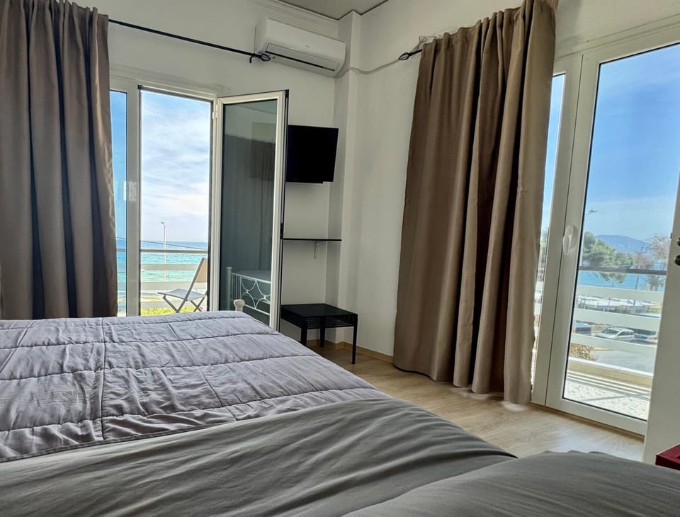 Bed, TV and multimedia, Photo of the whole room, Bedroom, Sea view, air conditioner