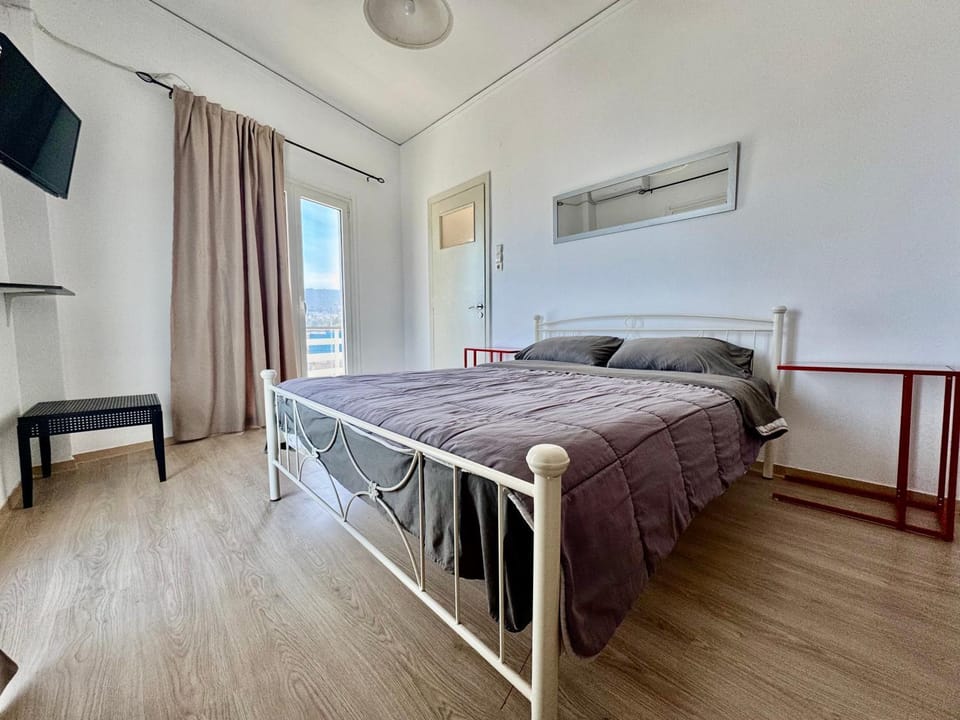 Bed, TV and multimedia, Photo of the whole room, Bedroom, Sea view, air conditioner