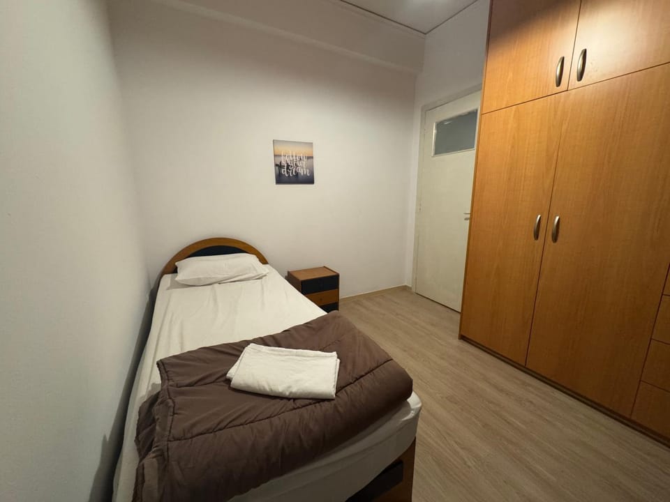 Photo of the whole room, Bedroom, wardrobe