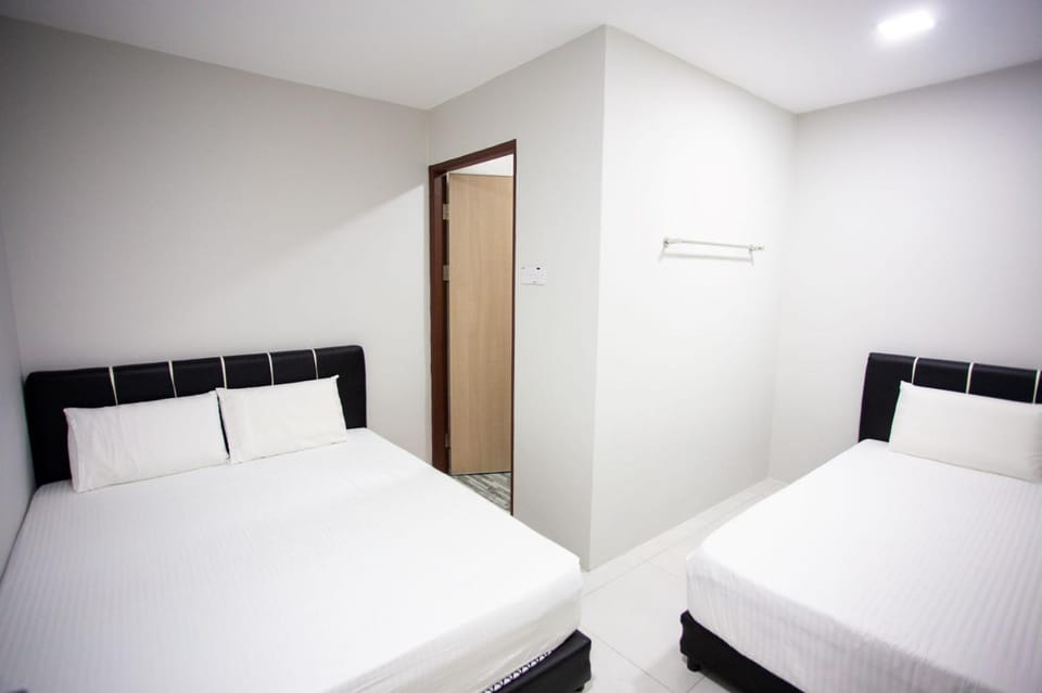 Bed, Bathroom, Photo of the whole room, Bedroom, air conditioner