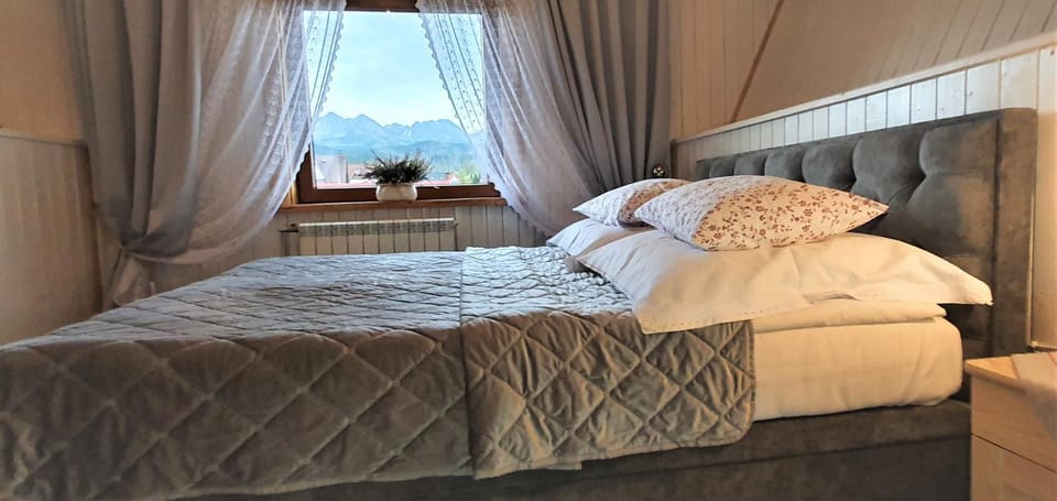 Bedroom, Mountain view