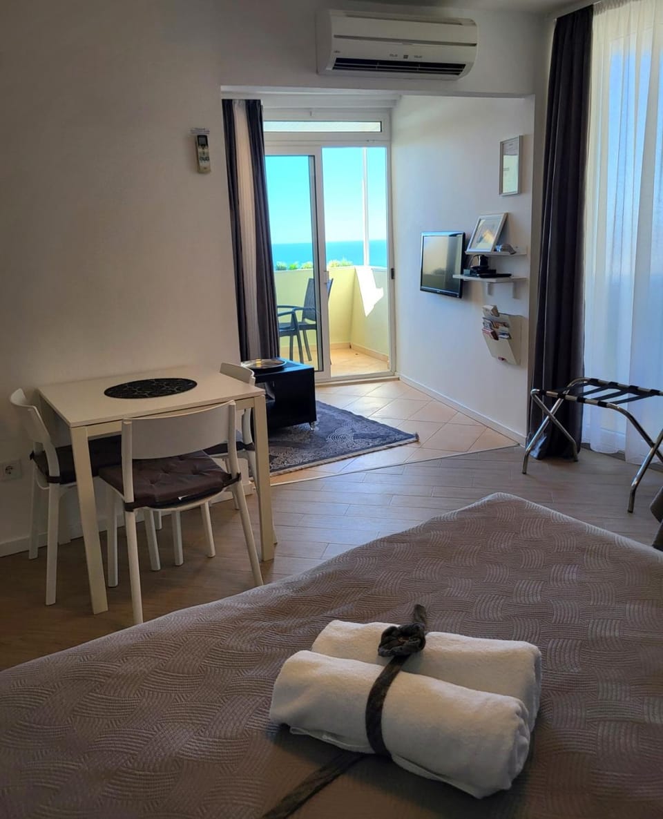 Bed, View (from property/room), Seating area, Dining area, Sea view
