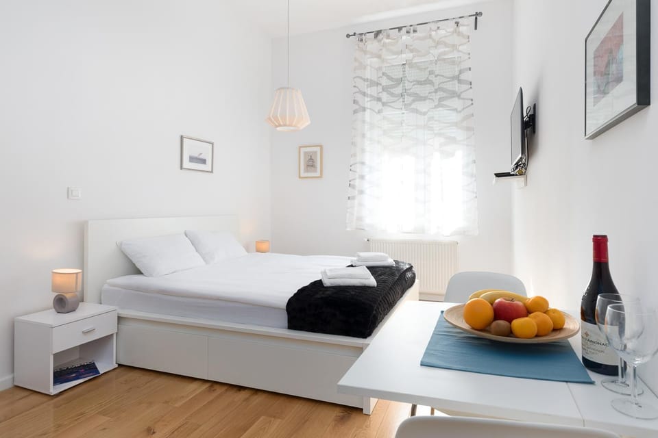 Bed, Dining area