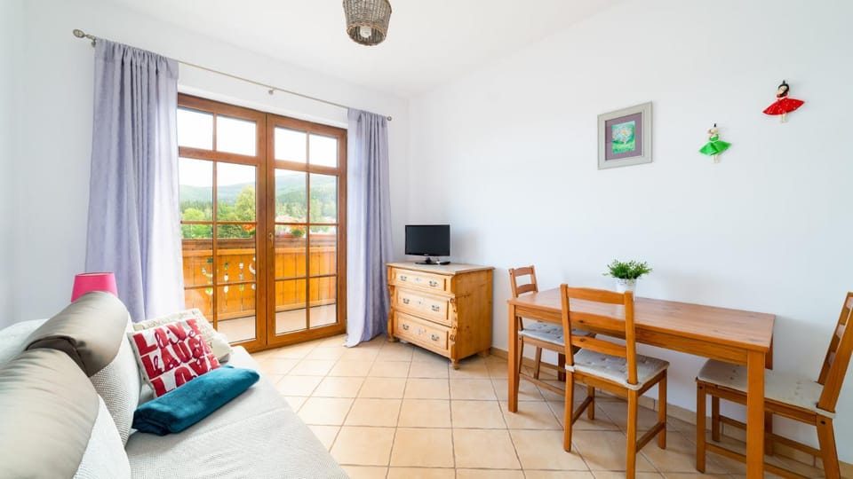 Living room, Seating area, Dining area, locker