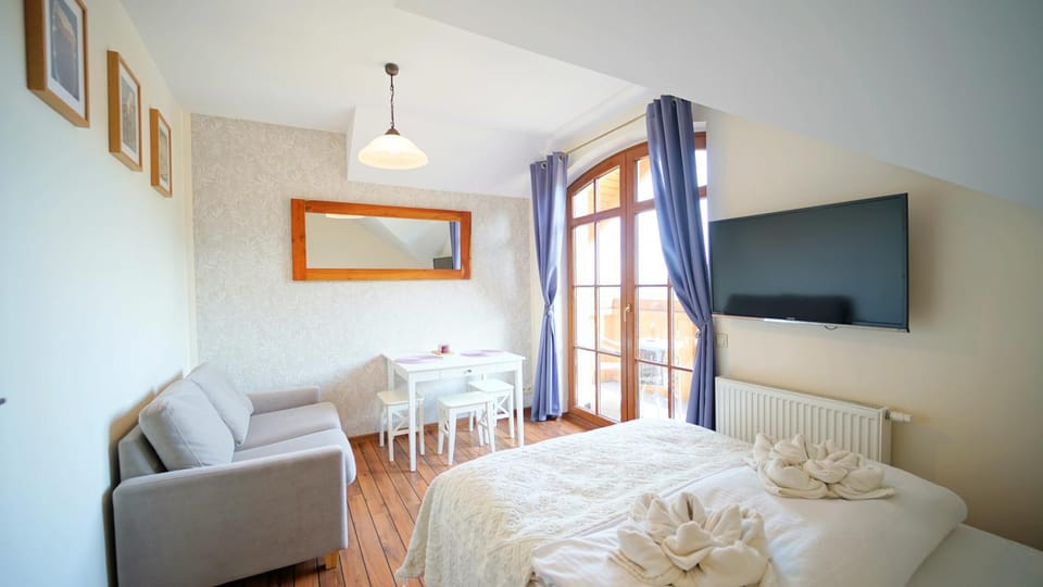 Bed, Living room