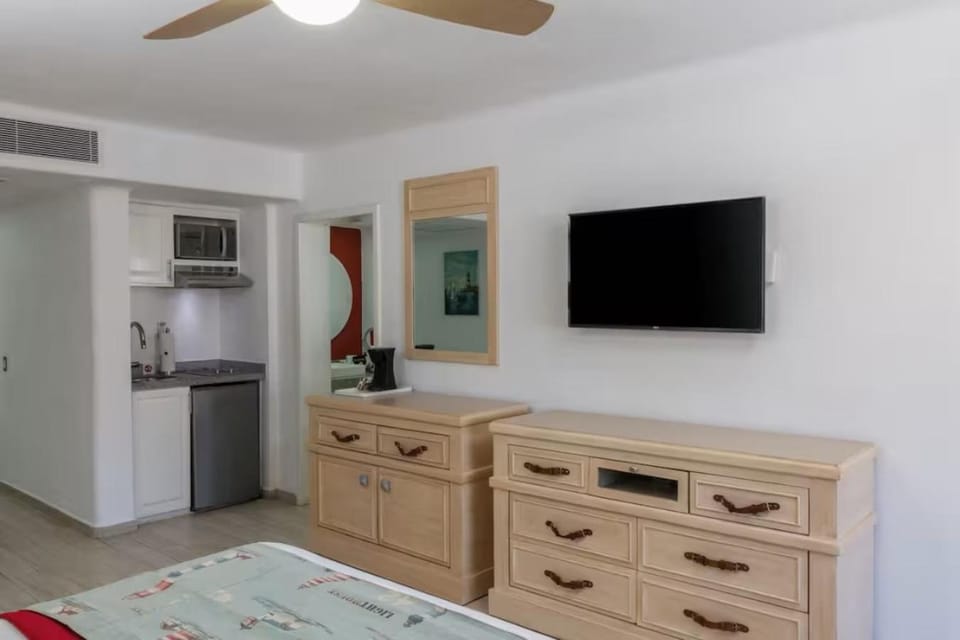 TV and multimedia, Kitchen or kitchenette, Photo of the whole room, fireplace, minibar, oven, stove