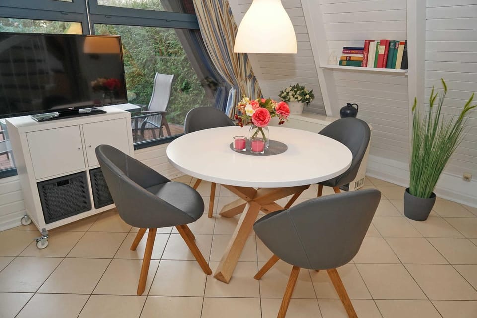 Zeltdachhaus _ grosses Grundstueck House in Damp